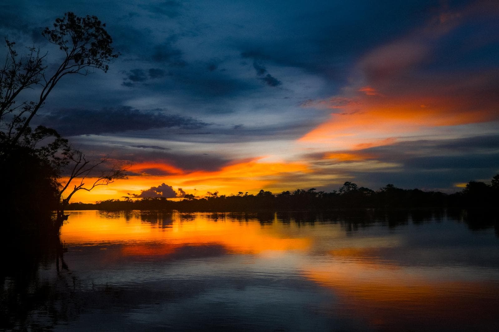 Sunset over calm water symbolizing new beginnings and clarity, used on Nikolina Momcilovic’s holistic career coaching homepage.